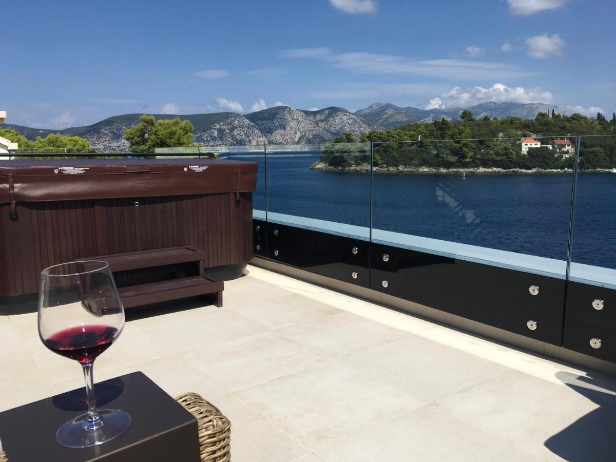 High View-A Seaside Villa With Huge Jacuzzi Račišće Esterno foto