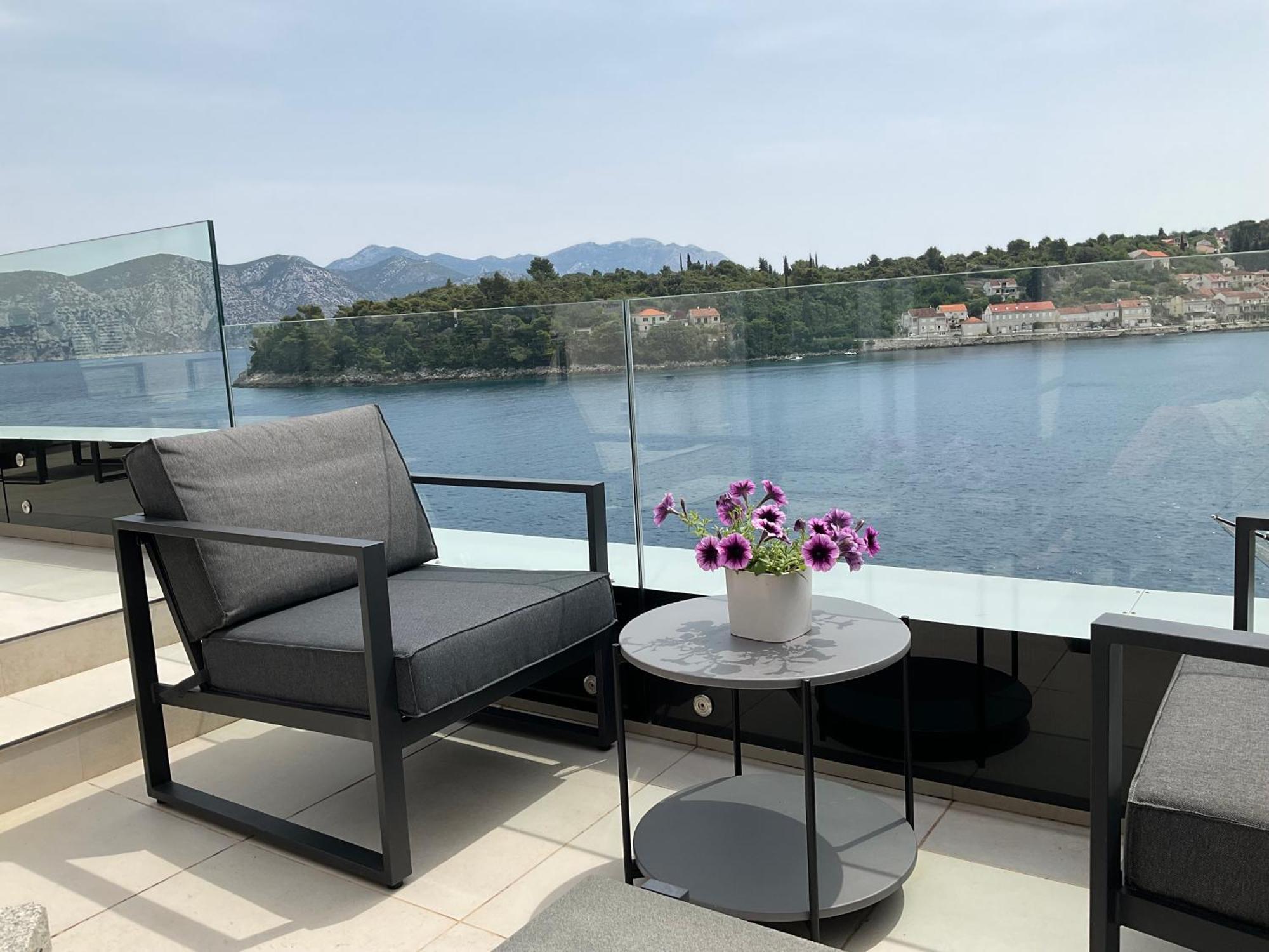 High View-A Seaside Villa With Huge Jacuzzi Račišće Esterno foto